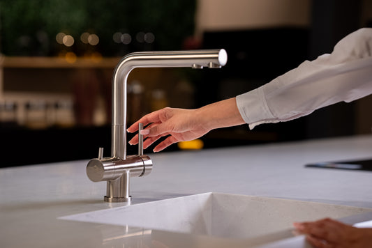 ARVENTO | 3-Wege-Armartur mit 360° schwenkbarem L-Auslauf, Edelstahl Massiv, Gebürstet