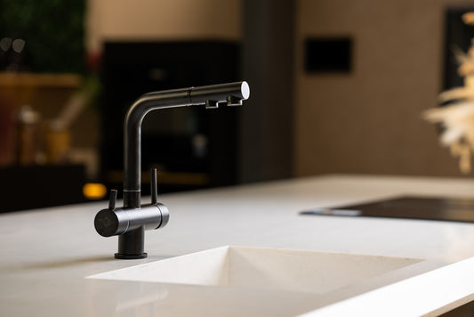 NERON | 3-Wege-Armartur, Edelstahl Massiv mit 360°schwenkbarem L-Auslauf und herausziehbarer Brause, Matt Schwarz