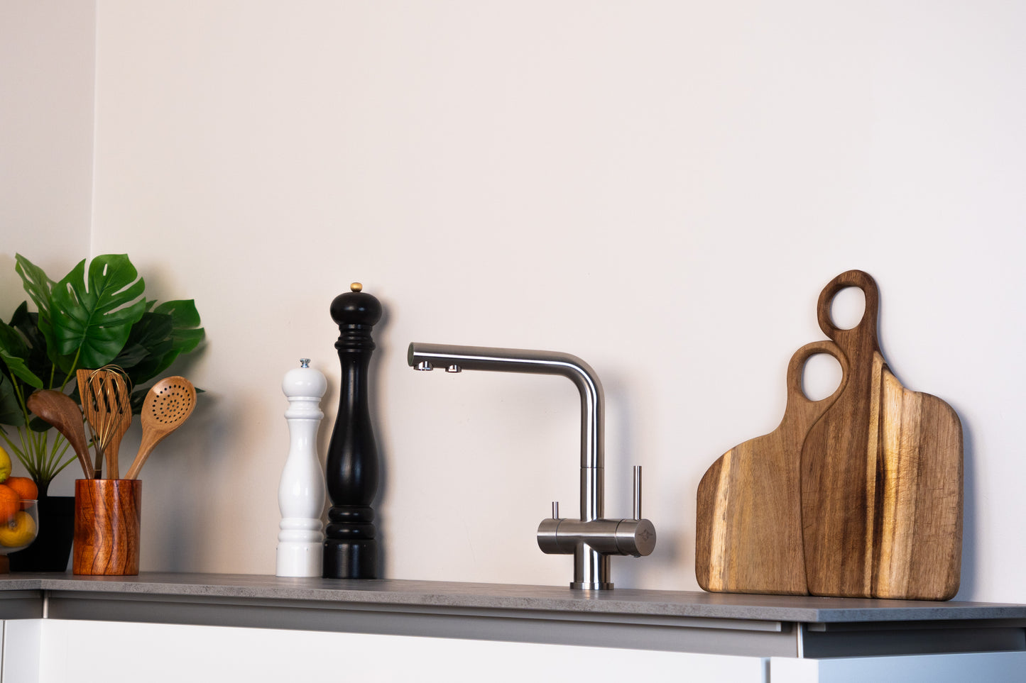 ARVENTO | 3-Wege-Armartur mit 360° schwenkbarem L-Auslauf, Edelstahl Massiv, Gebürstet