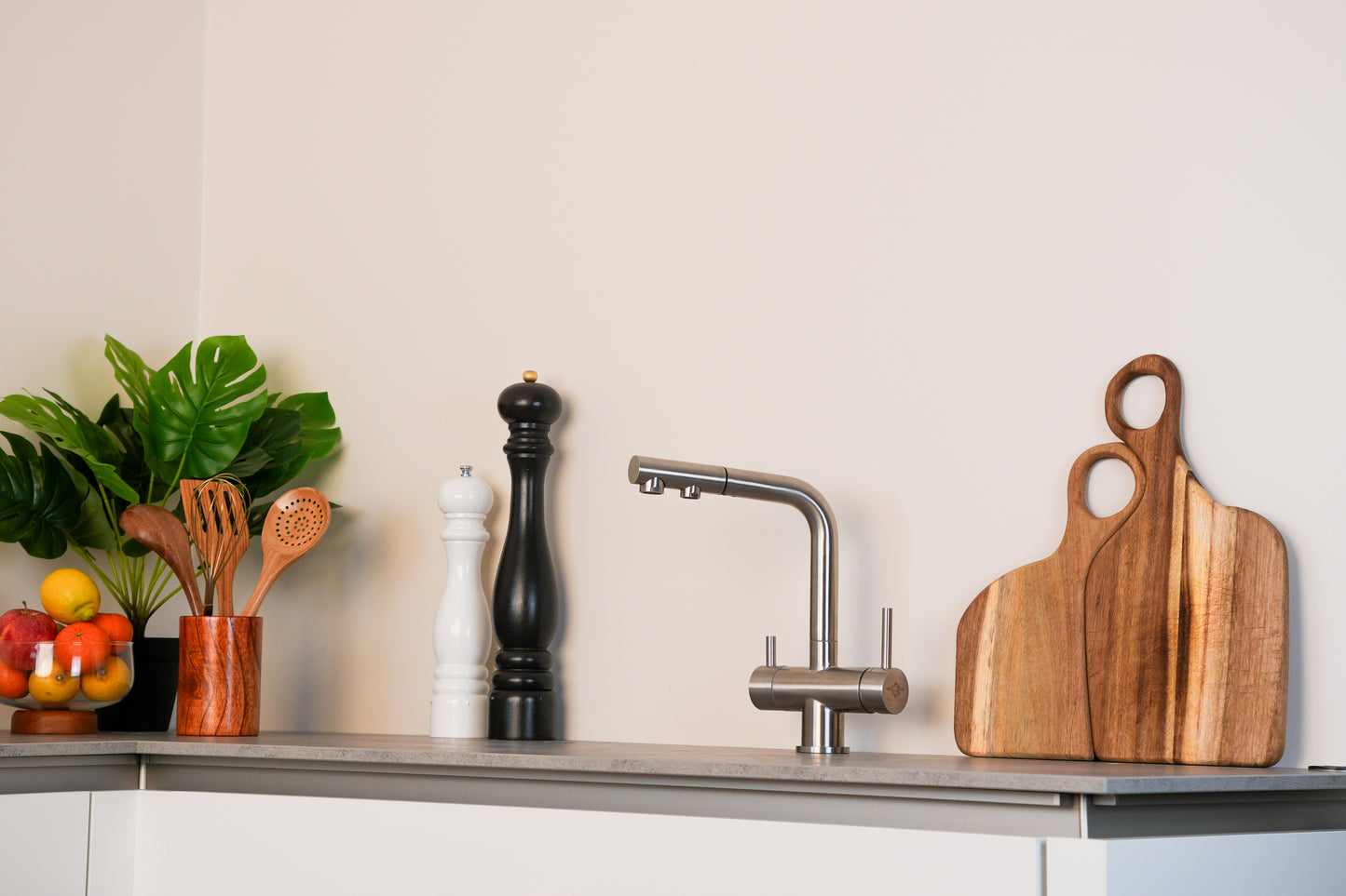 NEVON | 3-Wege-Armartur Edelstahl Massiv mit 360° schwenkbarem L-Auslauf und herausziehbarer Brause, Gebürstet