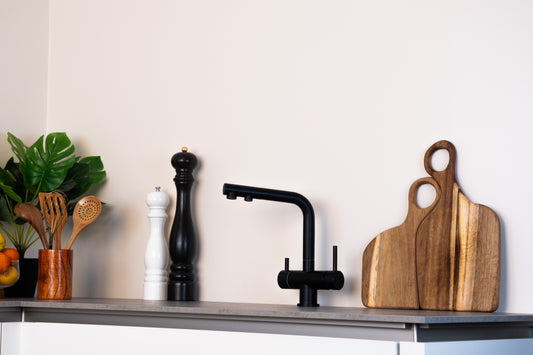 NERON | 3-Wege-Armartur, Edelstahl Massiv mit 360°schwenkbarem L-Auslauf und herausziehbarer Brause, Matt Schwarz