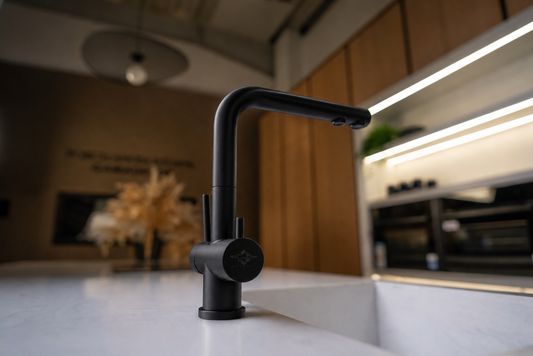 WALUTAP ARENTO 3-Wege-Armatür aus gebürstetem Edelstahl mit 360° schwenkbarem L-Auslauf, modern und robust