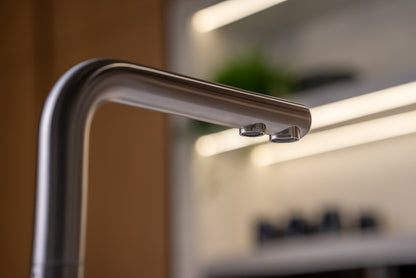 Dreiwege-Armatur von WALUTAP aus gebürstetem Edelstahl mit 360° schwenkbarem L-Auslauf, massives Material, modernes Design