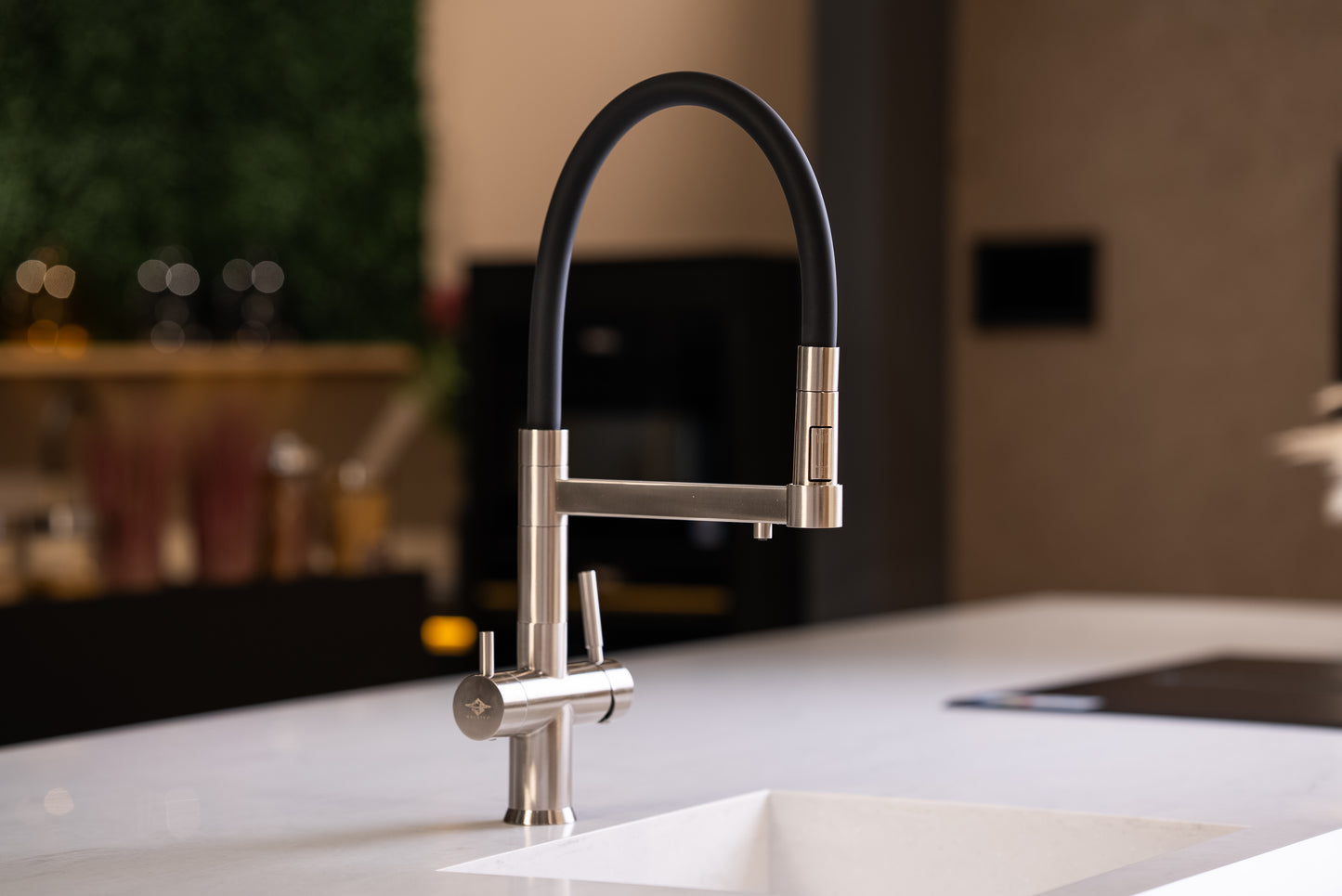 Dreiteiliger OREON Edelstahl 3-Wege-Armatur in gebürstetem Schwarz, moderne Badarmatur von WALUTAP auf einem Fliesenboden.