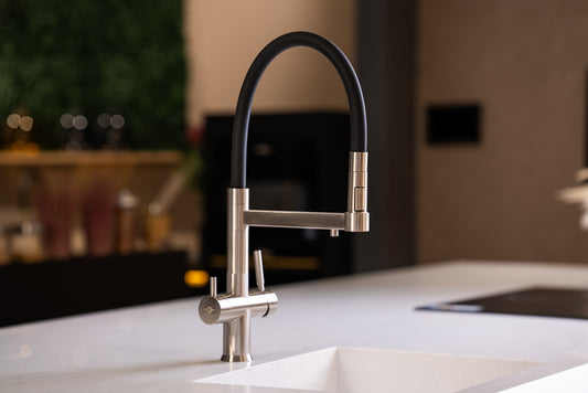 Dreiteiliger OREON Edelstahl 3-Wege-Armatur in gebürstetem Schwarz, moderne Badarmatur von WALUTAP auf einem Fliesenboden.