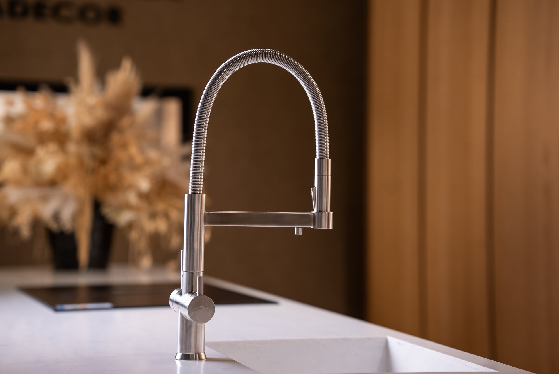 Dreibein-Armaratur aus gebürstetem Edelstahl mit Spiralmuster, Teil der TRIVON 3-Wege-Armaratur von WALUTAP.